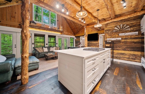 Tate Cabina | Mountain Cabin w/ Hot tub & Game Room