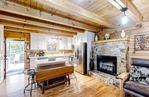 Murphy Cabina | Mountain cabin with private hot tub, on-site creek, firepit & wildlife sightings