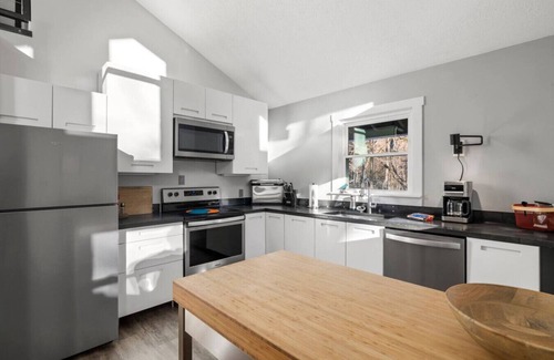 Gerton Chalet De Esquí | Mountain Chalet, Hot Tub, Grill, and Trails!