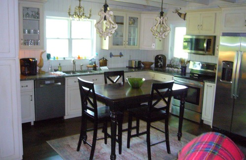 Mentone Casa | Granja de montaña: 4 dormitorios, 3. 5 baños, grandes porches y vistas al lago