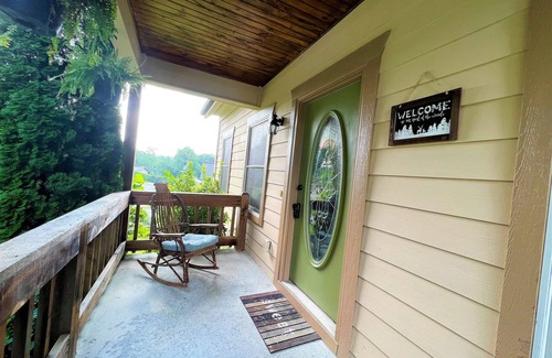 Boone Cabaña | Mountain Getaway minutes to App State & Skiing