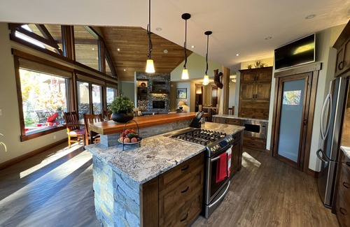 East Kootenay Casa | Mountain living at its finest in our spacious 4-bedroom home with Wheelchair Access