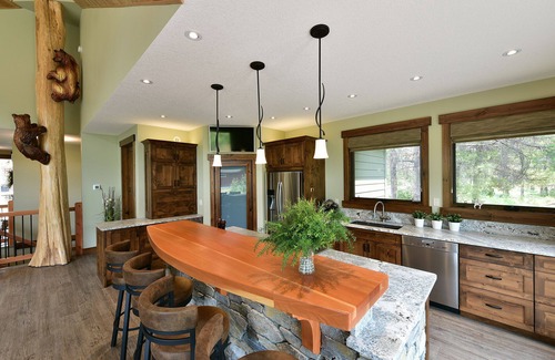 East Kootenay Casa | Mountain living at its finest in our spacious 4-bedroom home with Wheelchair Access