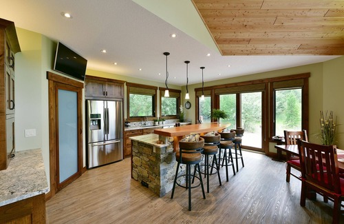 East Kootenay Casa | Mountain living at its finest in our spacious 4-bedroom home with Wheelchair Access