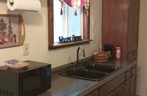 Floral Apartamento | Mountain Side Apartment. Close to racetrack, security light, close to town