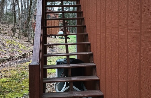 Floral Apartamento | Mountain Side Apartment. Close to racetrack, security light, close to town