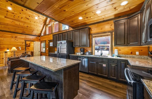 Gatlinburg Cabina | Mountain Skyy 3 Bedroom Cabin by RedAwning