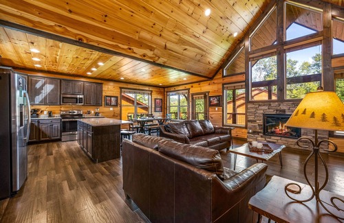 Gatlinburg Cabina | Mountain Skyy 3 Bedroom Cabin by RedAwning