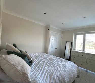 Nantgarw Casa | Mountain View - 3 Bedroom home