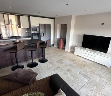 Nantgarw Casa | Mountain View - 3 Bedroom home