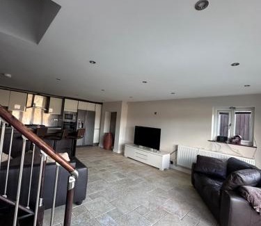 Nantgarw Casa | Mountain View - 3 Bedroom home