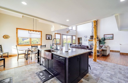 Fleetwood Cabaña | Mountain-view Deck: Group Getaway in Fleetwood