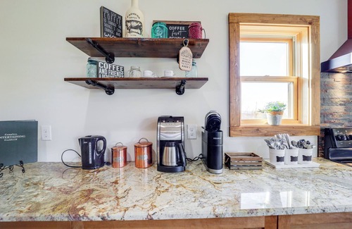 Fleetwood Cabaña | Mountain-view Deck: Group Getaway in Fleetwood