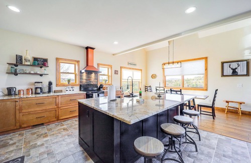 Fleetwood Cabaña | Mountain-view Deck: Group Getaway in Fleetwood