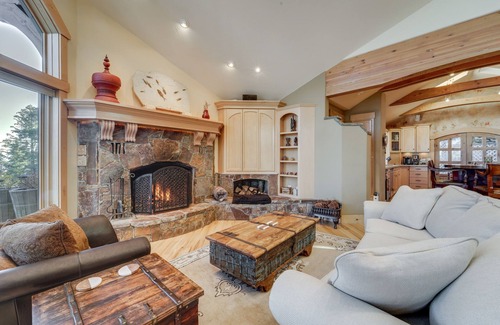 Crystal Bay Casa | Mountain view house with deck, fireplaces, steam shower & views into lake