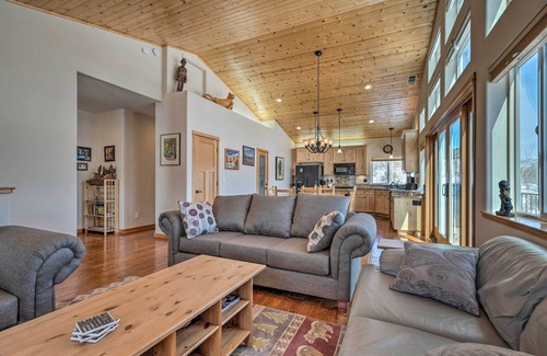 South Lake Tahoe Casa | ¡NUEVO! South Lake Tahoe House con cubierta con vista a la montaña.