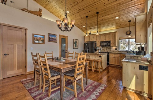 South Lake Tahoe Casa | ¡NUEVO! South Lake Tahoe House con cubierta con vista a la montaña.