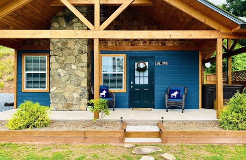 Bryson City Cabina | The Blue Moose: Cerca de la ciudad, vistas a la montaña, jacuzzi y mucho más.