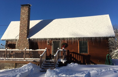 Sutton Cabina | Mountainside Spacious and Private Log Home.