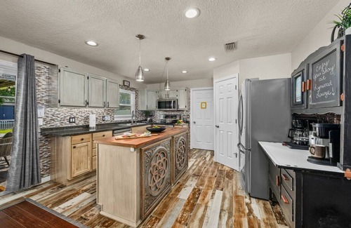 Forest City Casa | Movie Night Bar~Fire Pit~Hammocks~Games~Renovated