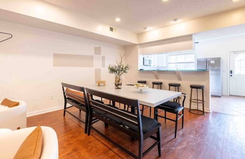 Tremont Casa | Movie Theater-Game Room-Parking-Heart Of Cleveland