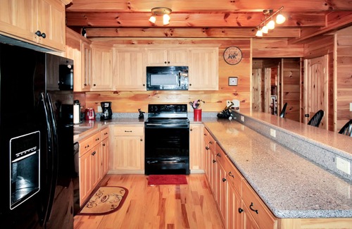 Vein Mountain Cabina | Mtn cabin with views! Short drive to Asheville, Chimney Rock, and Lake James!