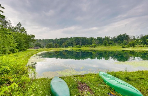 Cowanesque Casa | Mtn-View Middlebury Center Cabin Deck and Grill!