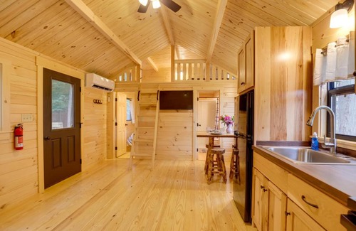 Cowanesque Casa | Mtn-View Middlebury Center Cabin Deck and Grill!