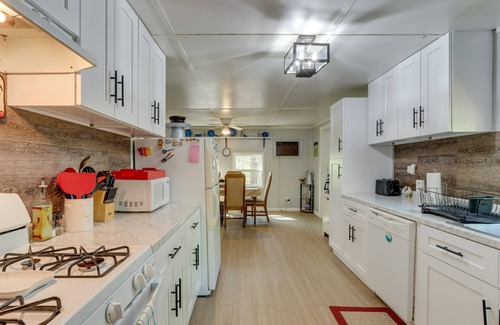 Murphy Cabaña | Murphy Cottage w/ Screened-In Porch - Pets Welcome