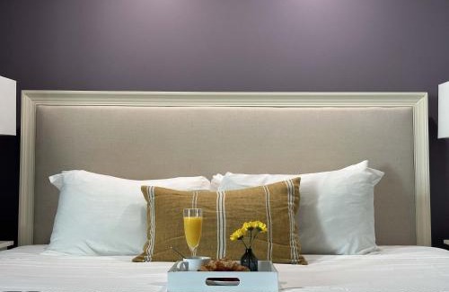 Coconut Grove Hotel | MVR Bright Suite with Premium Bedding