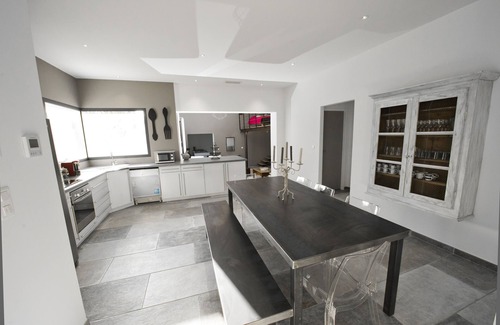 Charleval Villa | Mi vida aquí, lujo y confort, piscina climatizada