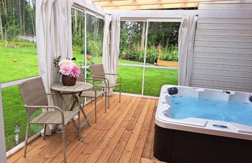 Borlange Cabina | Myntloftet Borlänge med inglasad bubbelbad