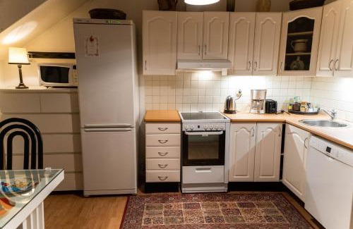 Eskilstuna Apartamento | Mysig takvåning med balkong