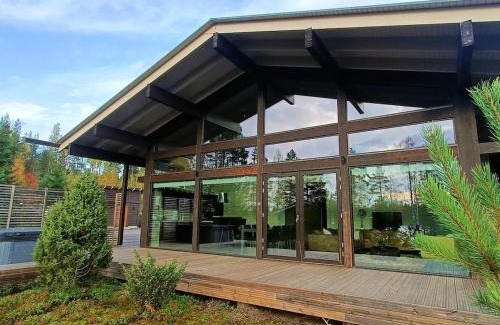 Ahtari Villa | Naava Resort Luppo - Upea huvila ulkoporealtaalla sekä järvinäkymällä