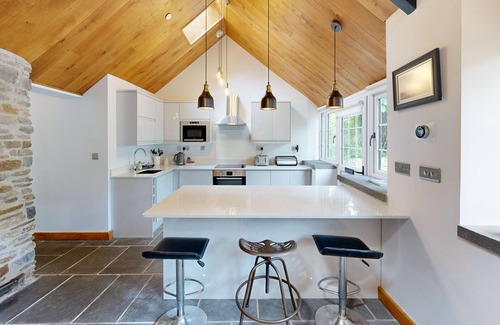 Cilybebyll Cabaña | Nant y Plas - sleeps 2 guests in 1 bedroom