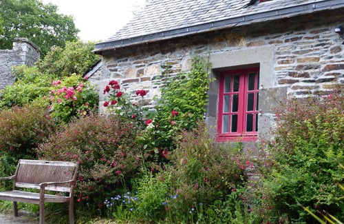 Saint-Urbaine Cabaña | Viajes de naturaleza en el edificio anexo de una planta de agua
