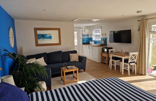 New Forest District Casa | Nautical themed Guest House with private patio on the outskirts of Lymington