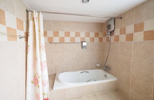 Ban Lam Rua Taek Hotel | Navanakorn Golden View