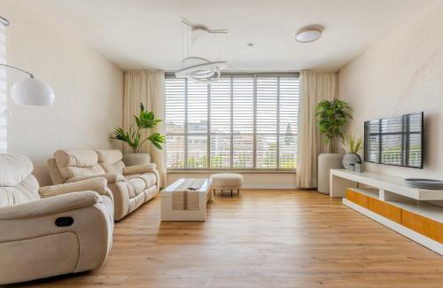Kiryat Yam Apartamento | Near Beach, Family Penthouse