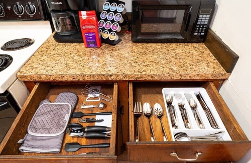 Pineville Apartamento | Near Cleco & Hospital | w/Office | 55" TV | King 🛏