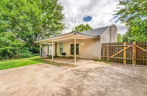 Ellendale Casa | Near Dining & MEM - Hickory Hill Home