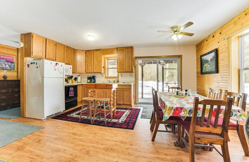 Detour Township Cabina | Near Lake Huron: Secluded Goetzville Cabin w/ Deck