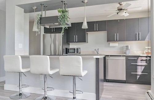 Southwest Calgary Condominio | Nearby Saddledome | AC | Parking Central DT Condo