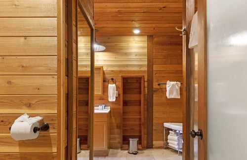 June Lake Cabina | Nestled above the village of June Lake, spacious home with amazing views and