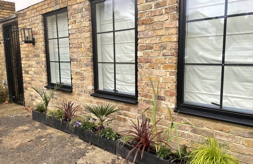 Coombe Hill Apartamento | Nestled in a grand private estate, near woodlands, easy access London