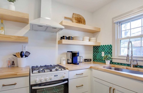 Downtown Casa | Nestled on New Bern - Oakwood Bungalow in Downtown Raleigh