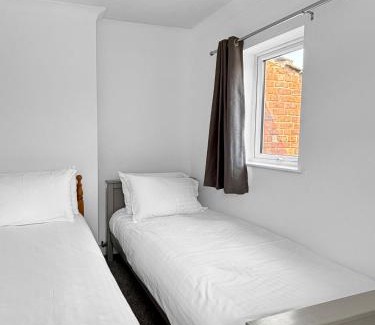 Grantham Casa | NEW 3 Bed House Sleeps 8 Ideal for Groups, Families & Contractors - Garden & Driveway - Central Location - Amaya 10