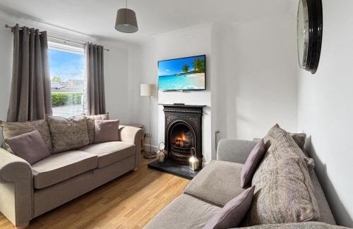 Grantham Casa | NEW 3 Bed House Sleeps 8 Ideal for Groups, Families & Contractors - Garden & Driveway - Central Location - Amaya 10