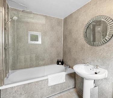 Grantham Casa | NEW 3 Bed House Sleeps 8 Ideal for Groups, Families & Contractors - Garden & Driveway - Central Location - Amaya 10