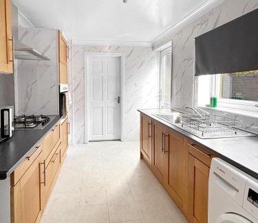 Grantham Casa | NEW 3 Bed House Sleeps 8 Ideal for Groups, Families & Contractors - Garden & Driveway - Central Location - Amaya 10